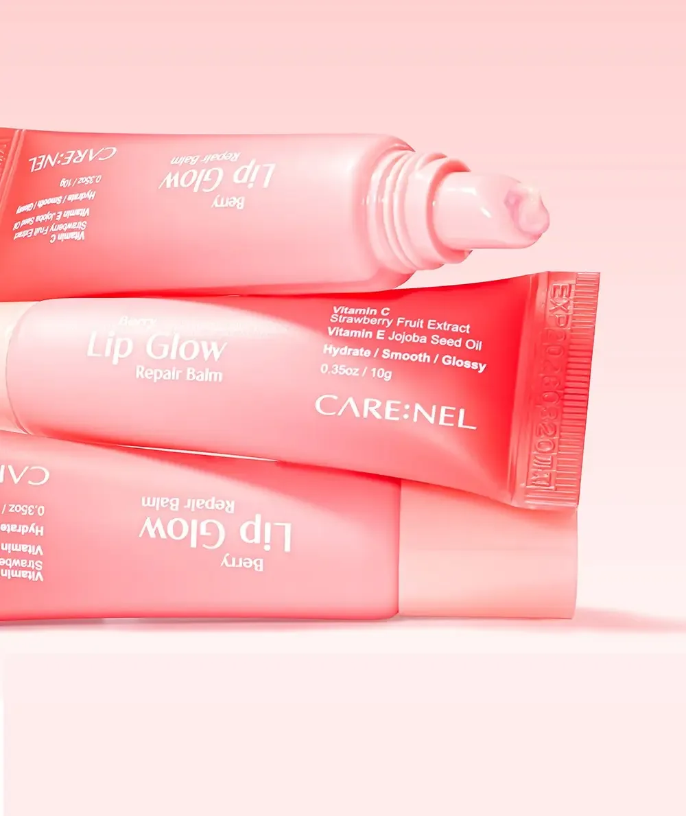 Ba tuýp son dưỡng Carenel Berry Lip Glow Repair Balm màu hồng cam xếp chồng lên nhau, một tuýp mở nắp lộ đầu bôi